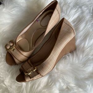Abella peep toe with good fixtures, wedge heel , tan/creame